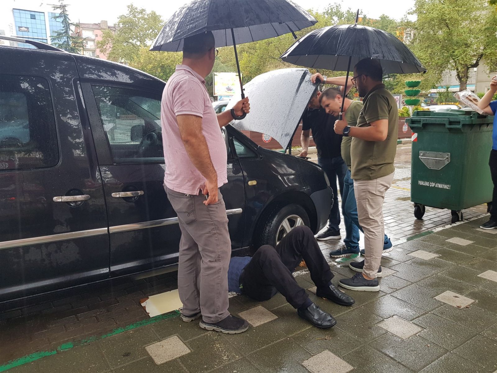 Kahraman itfaiyeci, yavru köpeği kurtardı